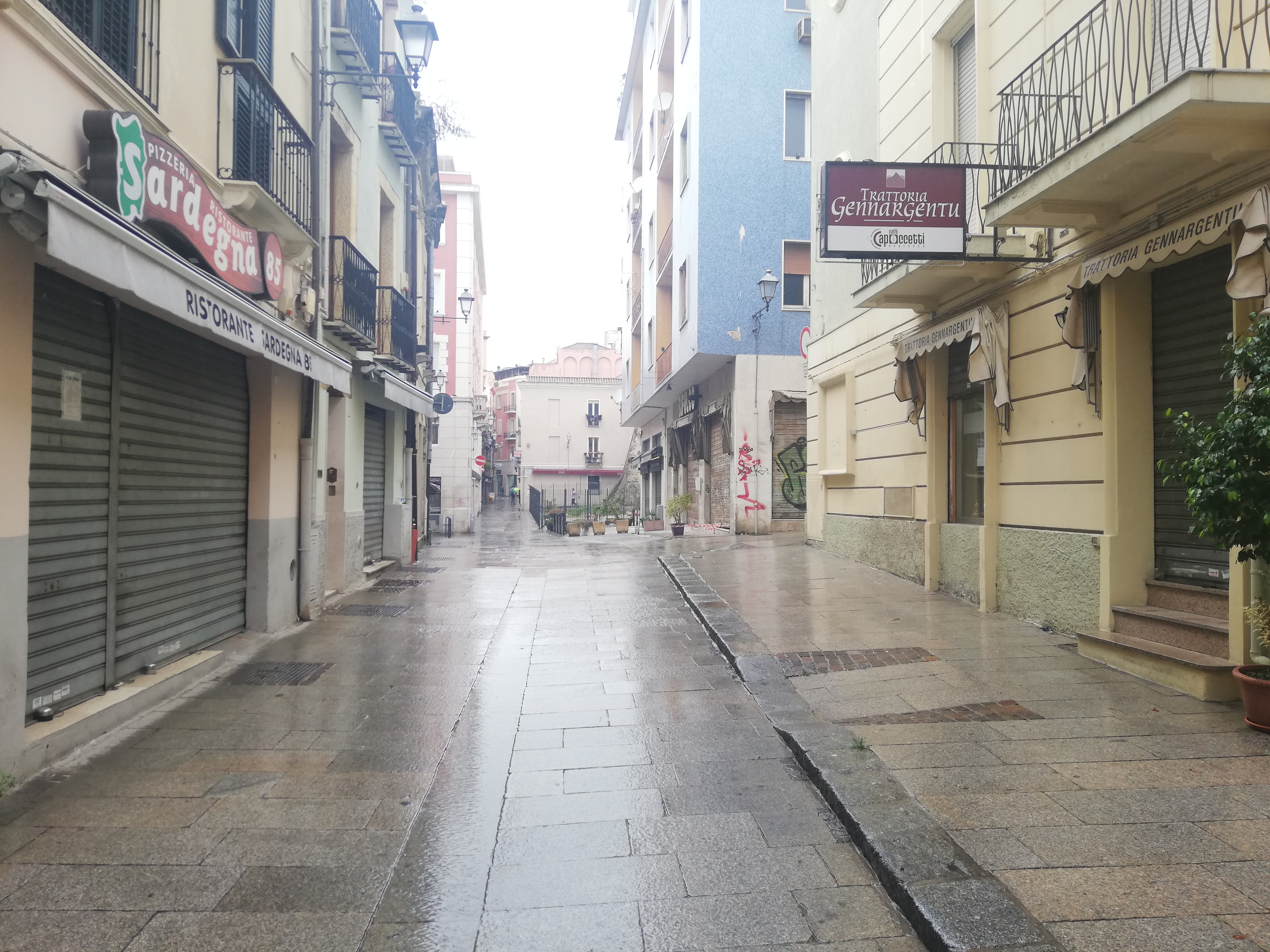 Cagliari, il grande caos dei ristoranti tra distanze e rischio multe: poche riaperture alla Marina
