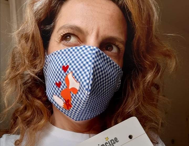 “Il filo che ci lega” di Michela, insegnante si riscopre sarta e realizza mascherine creative a Monserrato