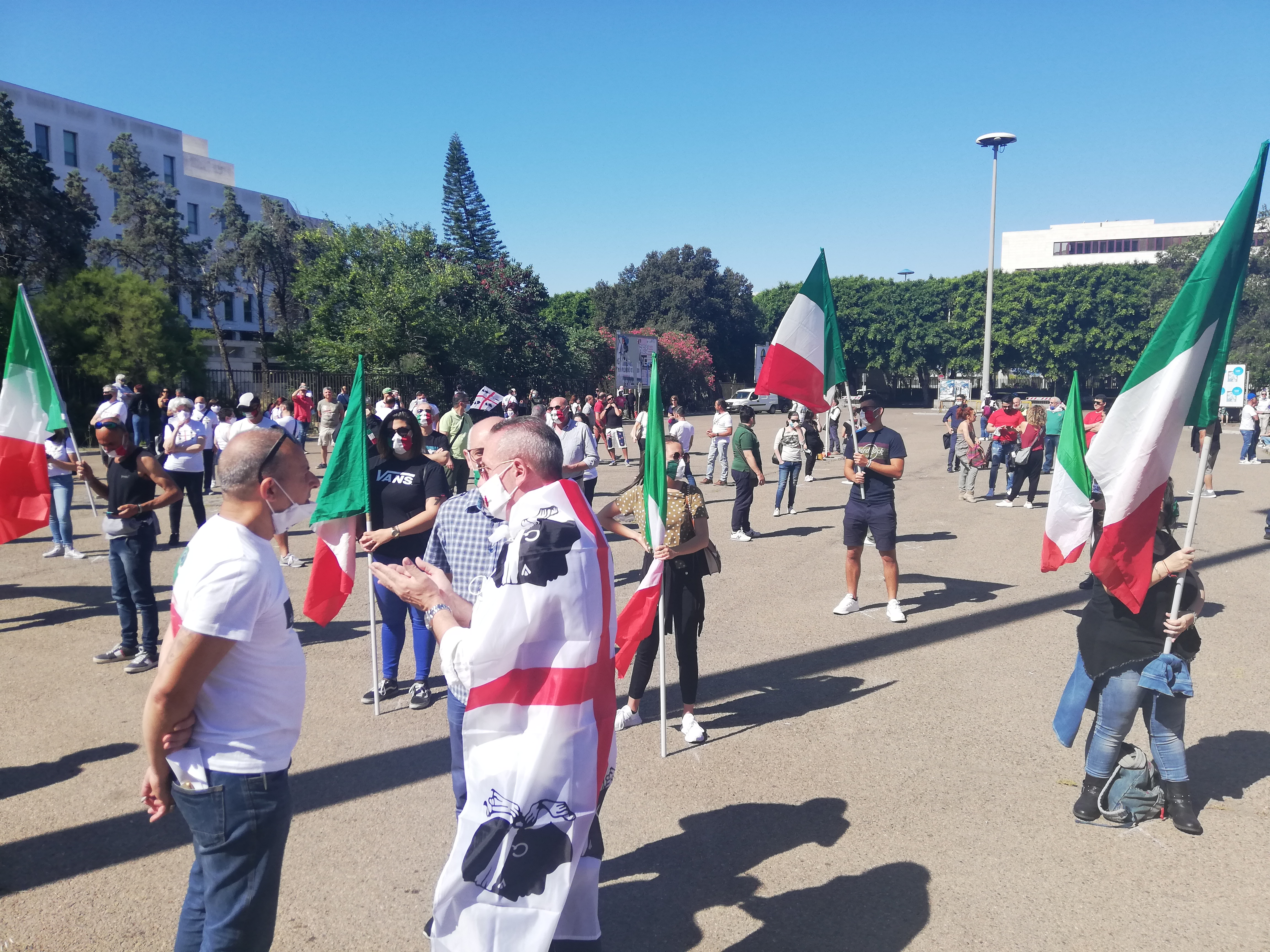 Cagliari, partite Iva stremate in piazza: “Vogliamo zona franca e moneta parallela all’euro”