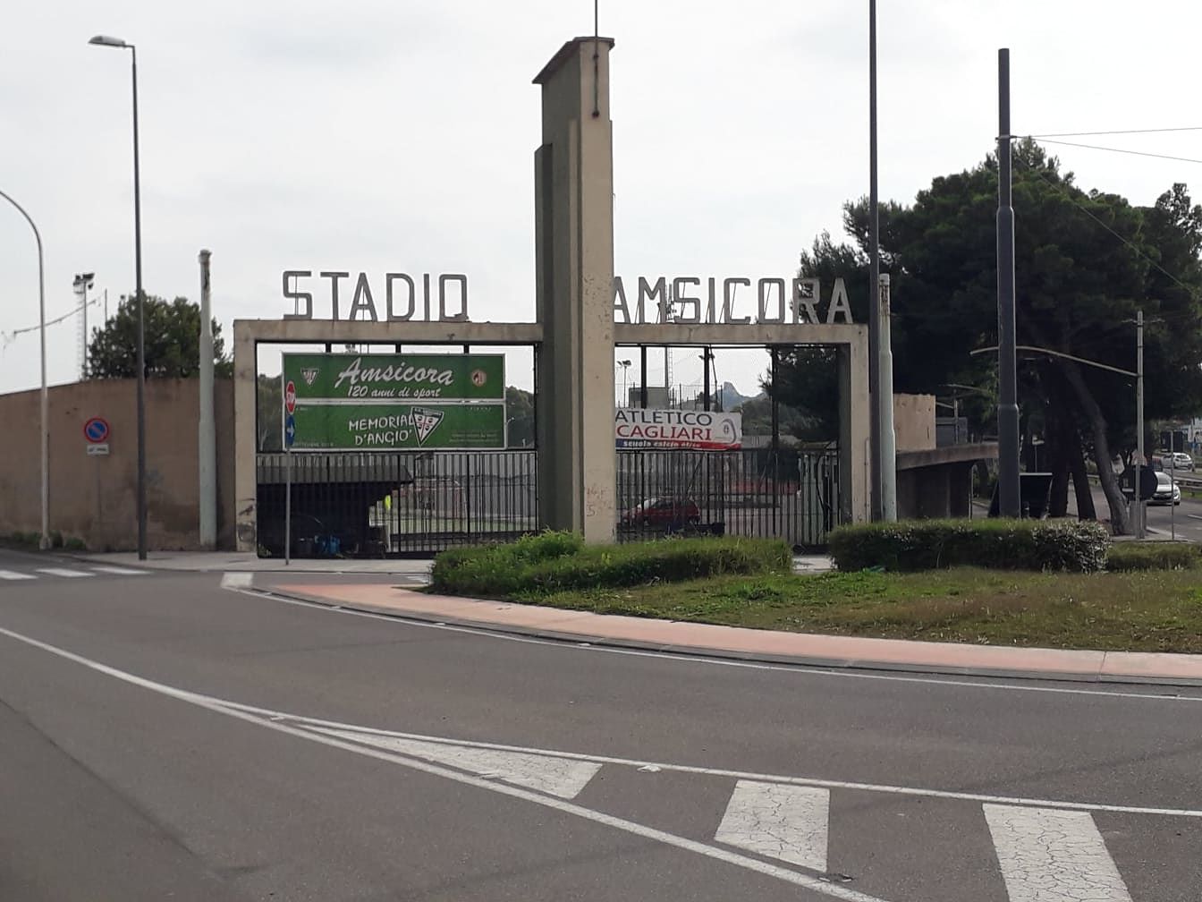 Cagliari, scassinava auto nella zona dell’Amsicora: 31enne incastrato da un’impronta