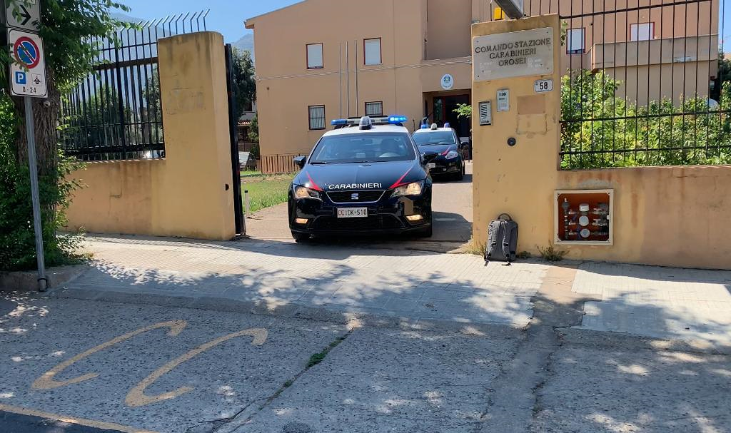 Si ubriaca, evade dai domiciliari e minaccia il vicino con una roncola: notte di follia a Orosei