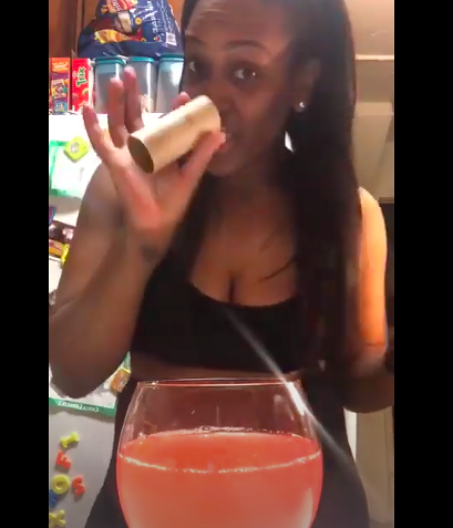 Su TikTok l’ultima follia: ingurgitare liquidi attraverso il tubo dei rotoli di carta fino a vomitare