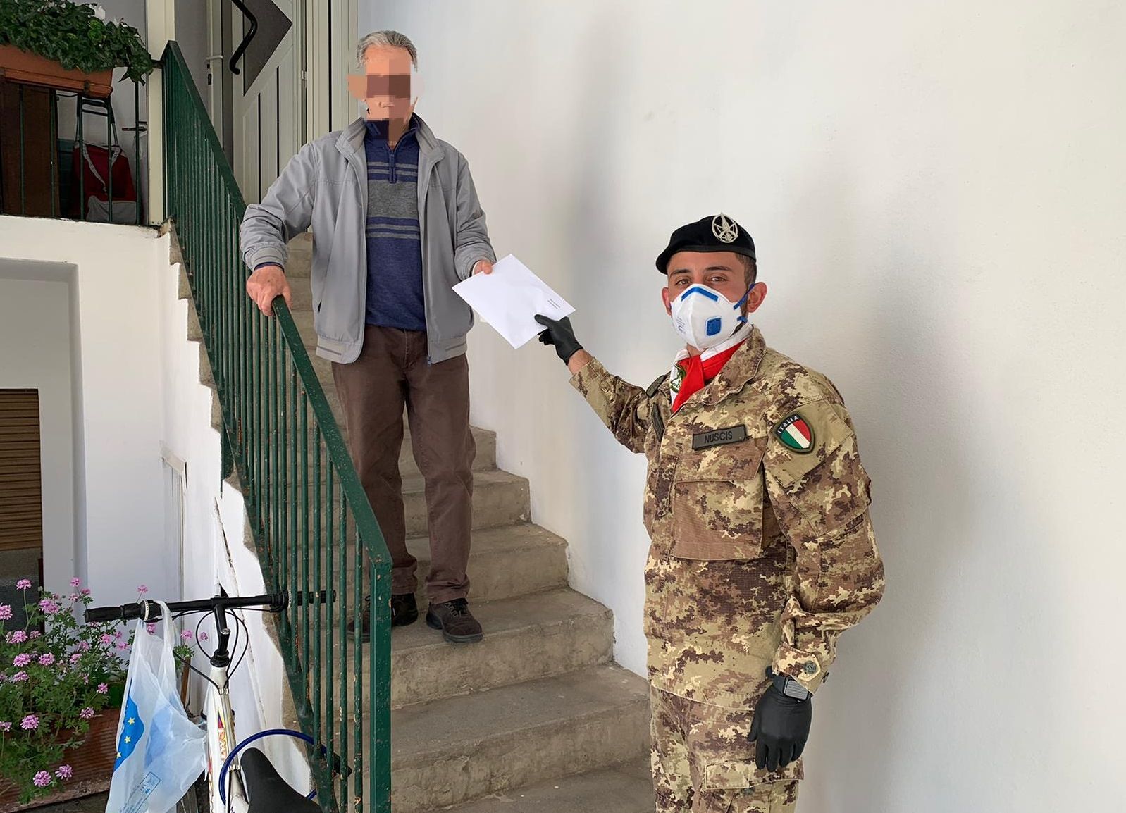 Coronavirus, l’Esercito distribuisce mascherine a 1.200 famiglie di Nuoro