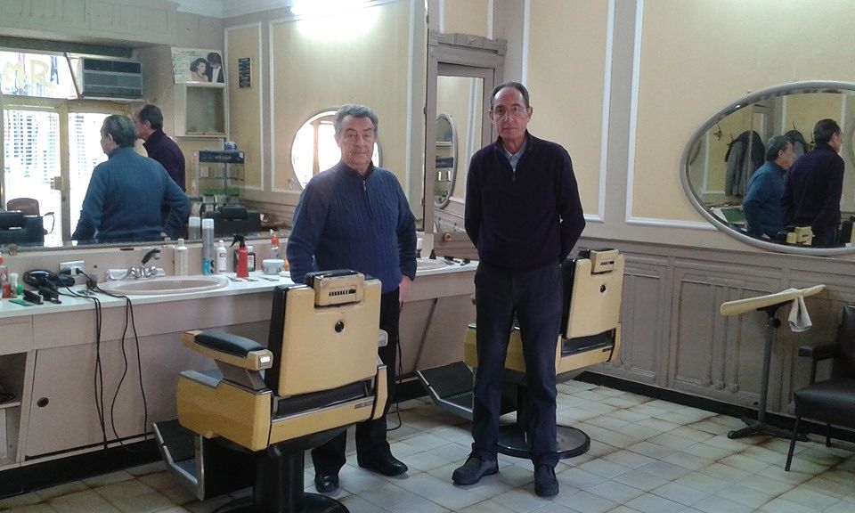 Cagliari, l’ultimo taglio dei fratelli Defraia: chiude lo storico salone alla Marina