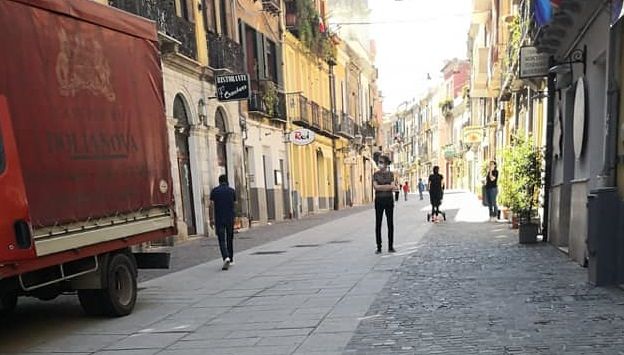 Auto nel corso pedonale a Cagliari, “Alle 10: 30 turisti tra i camion: che tristezza”