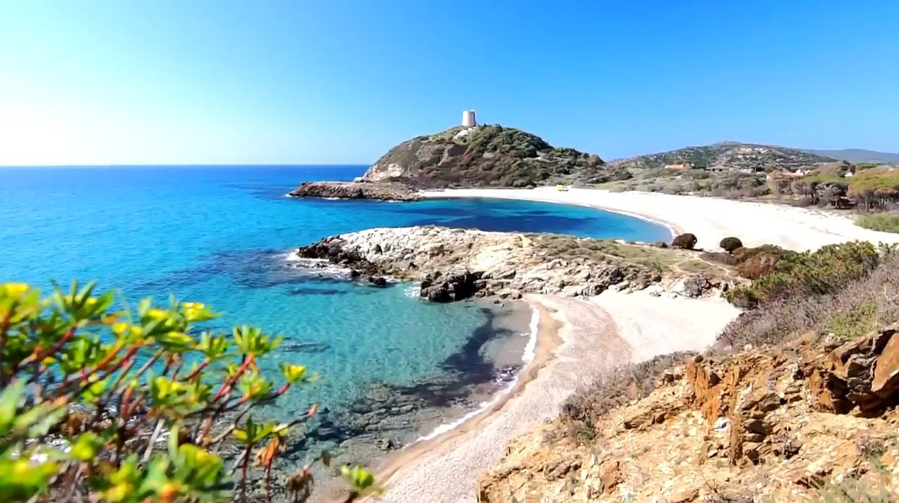 Estate a Chia ai tempi del covid, litorale a numero chiuso: si pagherà anche per la spiaggia libera