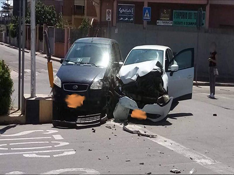 Assemini, brutto schianto tra due auto in via Piave: ci sono feriti