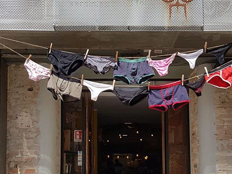 Cagliari, la protesta dei lavoratori di un pub: “Ci state lasciando in mutande”