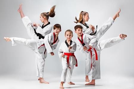 Il Comune di Cagliari: “Abuso di tablet nel lockdown, i bimbi facciano karate nei parchi”