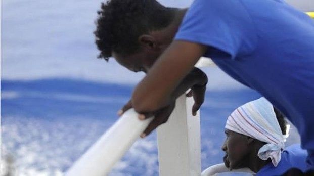 Migrante rischia di morire dopo una protesta: “Chiudiamo il centro rimpatri di Macomer”