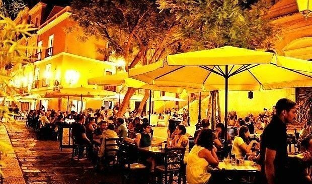Cagliari, l’aiuto a bar e ristoranti: in arrivo un’invasione di tavolini su piazze, strade e parcheggi