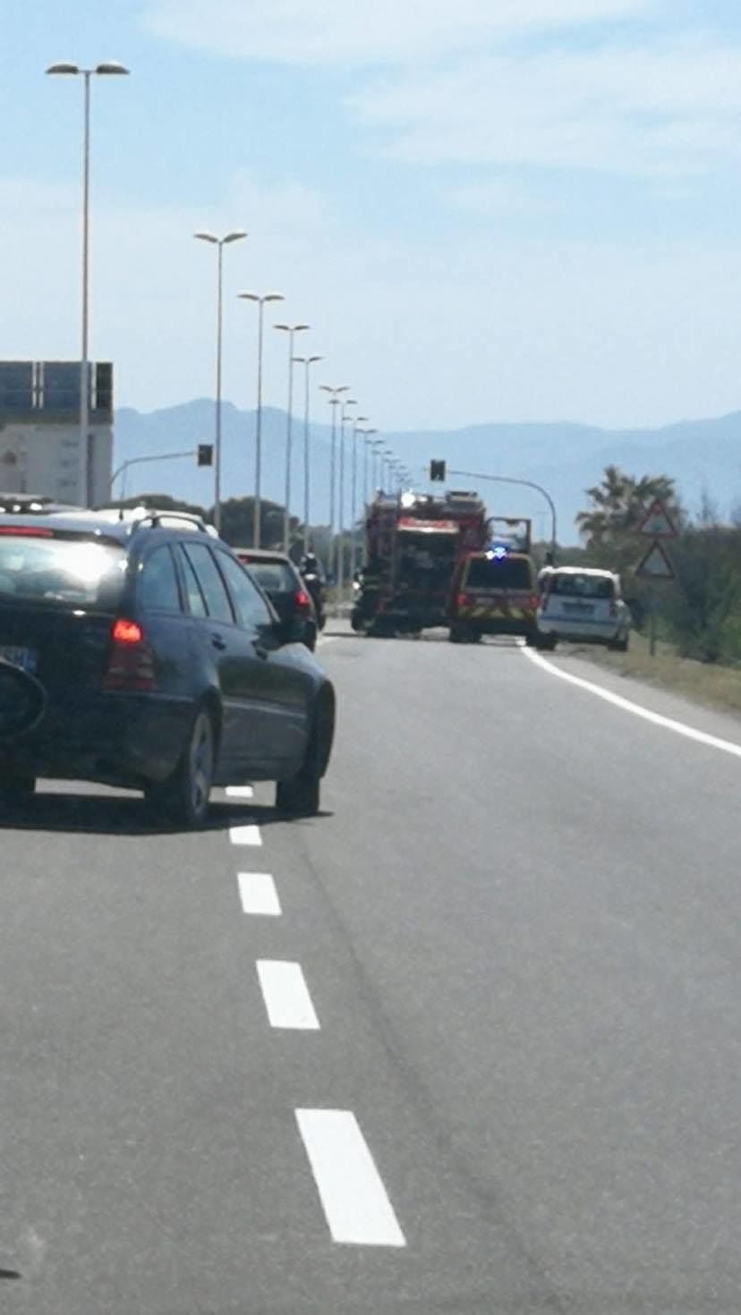 Viale Poetto, una Fiat 500 sbanda e butta giù un palo: una distrazione, poi il crash