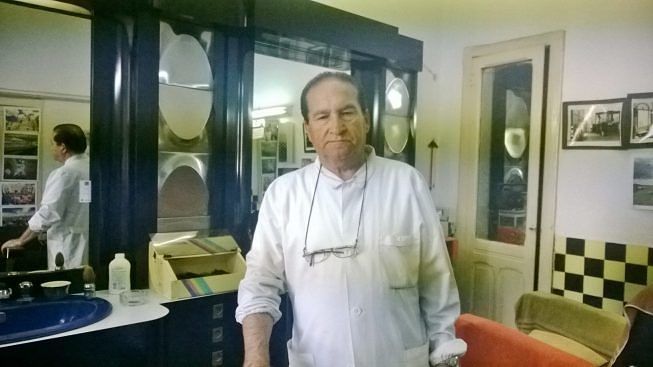 Cagliari, l’ultimo taglio di capelli di Pino Congiu: chiude la storica barberia di Villanova