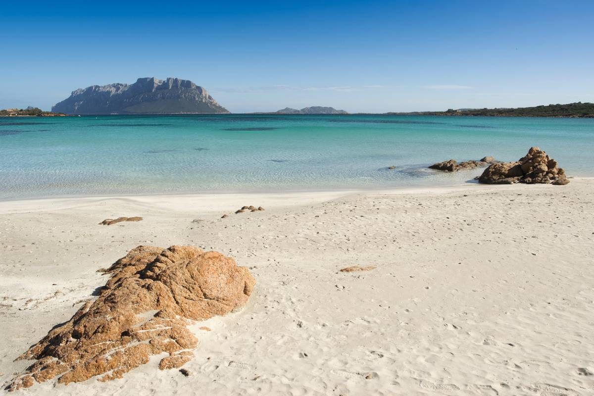 Caos spiagge, i turisti abbandonano l’Isola: “Centinaia di disdette al giorno, a rischio 80 mila posti di lavoro”