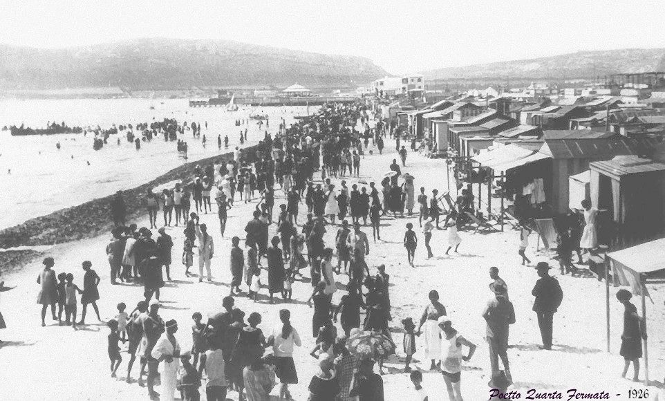 Poetto, la quarta fermata nel 1926: un signore in abito, si andava in spiaggia anche solo per passeggiare ben vestiti