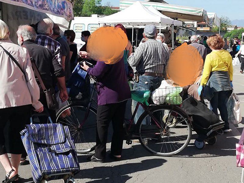 Sestu, riapre il mercato all’aperto e scoppiano le proteste: “Persone troppo vicine”