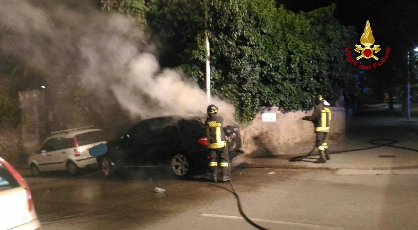 Auto in fiamme nella notte a Sassari, intervengono i vigili del fuoco
