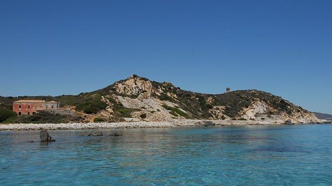 Villasimius, niente assembramenti in acqua e no alla vendita di abbigliamento in spiaggia