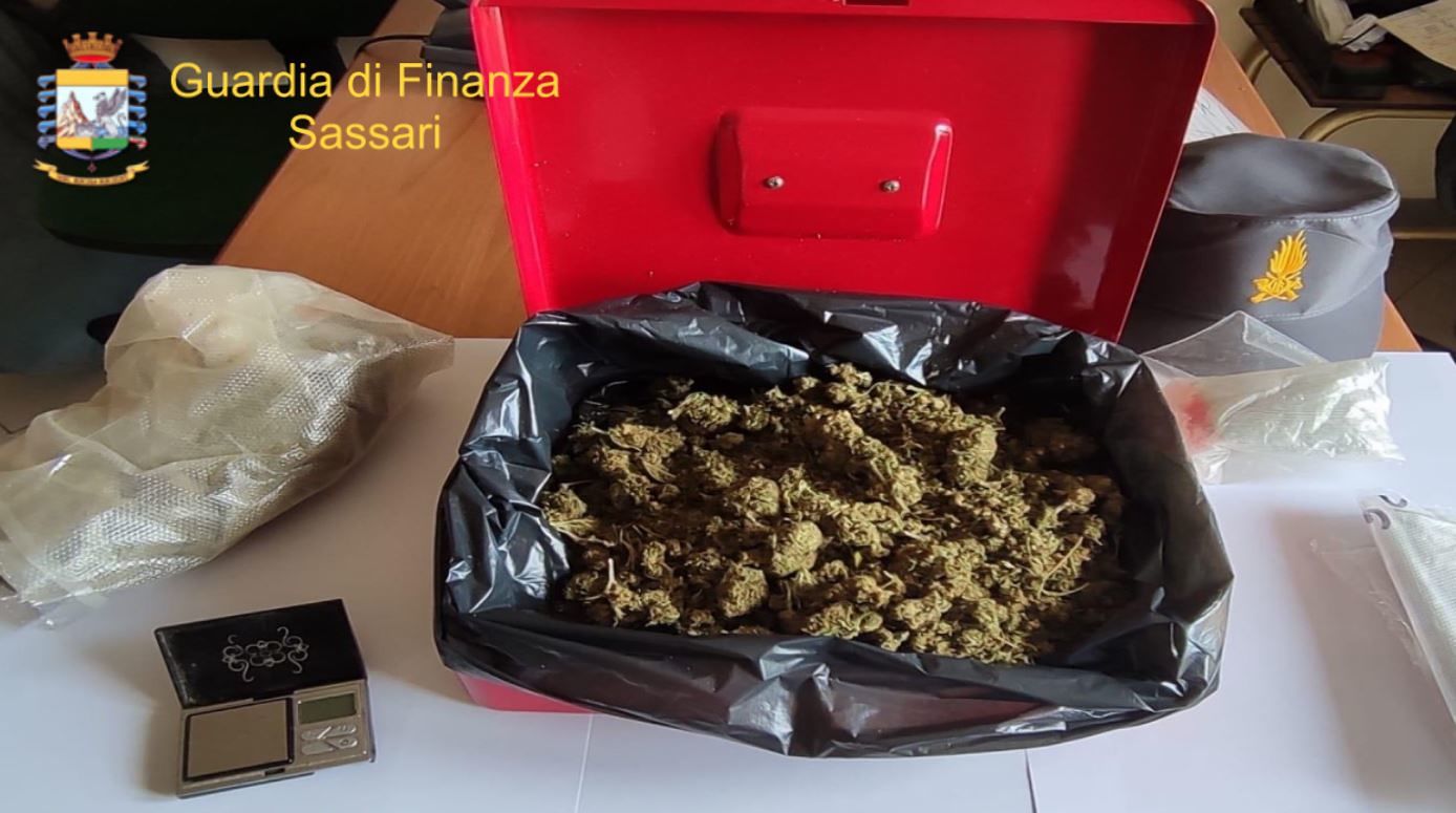 Un market della droga in garage a Fertilia: denunciato giovane algherese