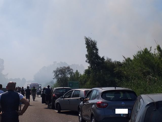 Incendio sulla Ss 131, la carreggiata in ingresso a Cagliari è stata riaperta