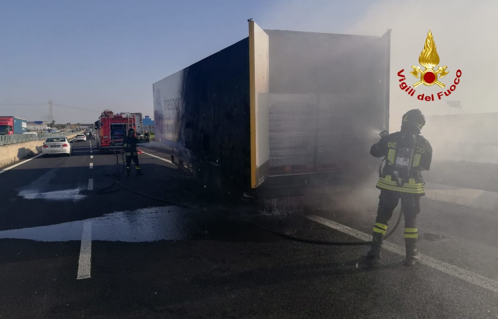 Sestu, camion che trasporta plastica prende fuoco: paura sulla Ss 131