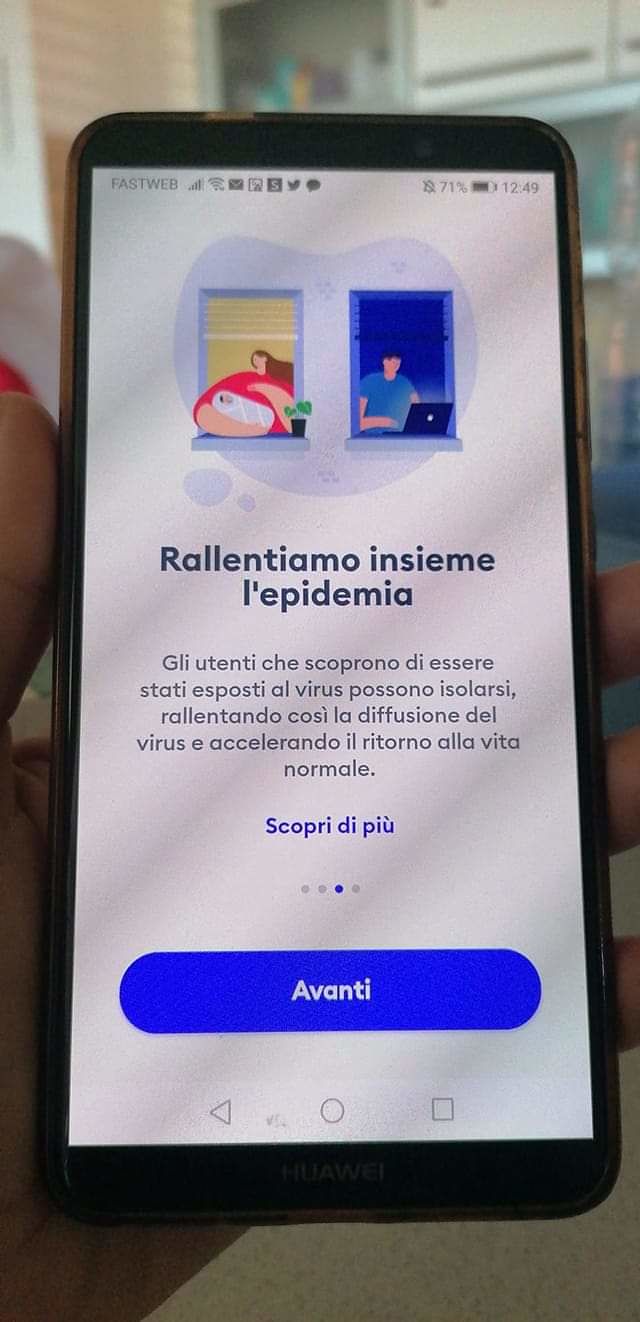 L’immagine dell’app immuni del Governo?”Si torna agli anni ’50: lei fa la mamma, lui lavora”