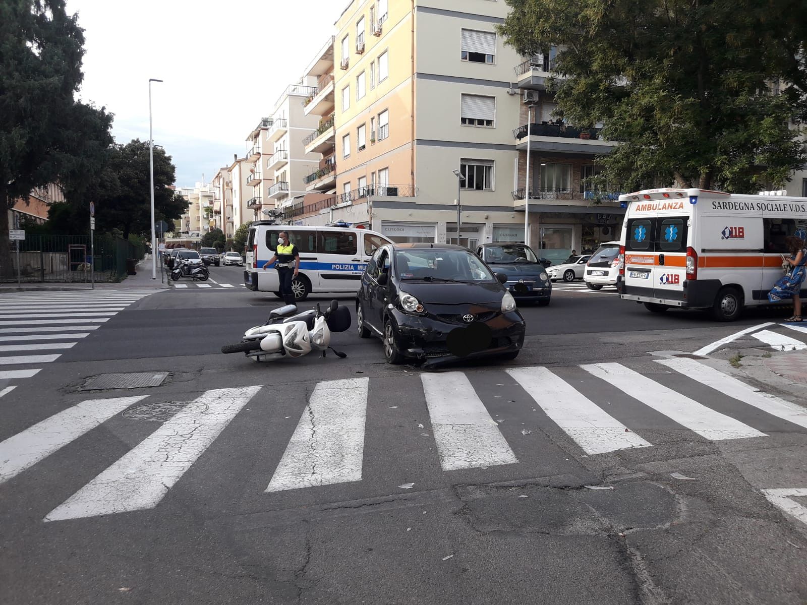 Cagliari, 70enne al volante si scontra con una moto: donna ferita finisce all’ospedale