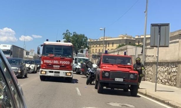 Cagliari, brutto incidente in viale La Playa: un’auto si ribalta