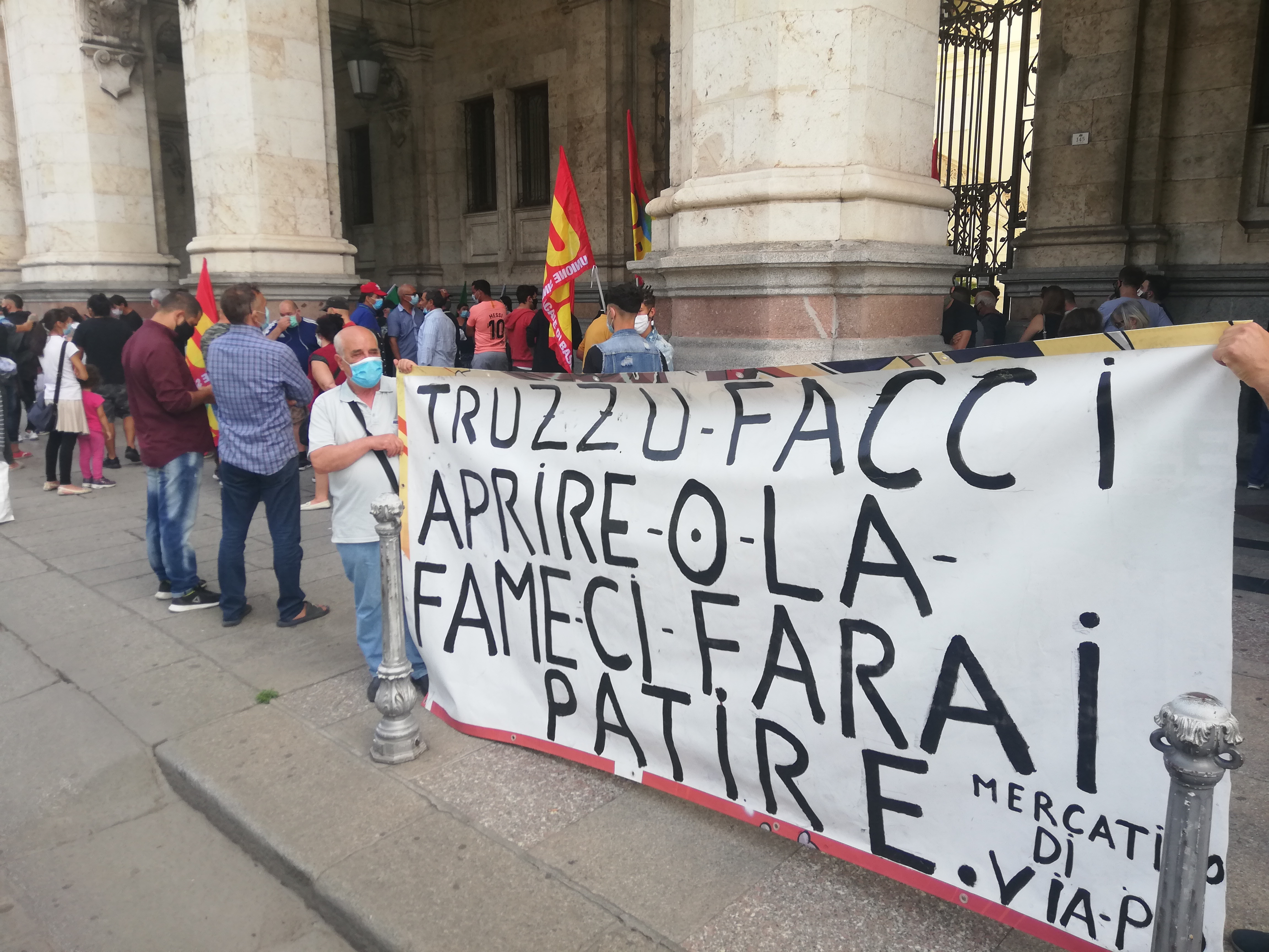 Cagliari, la guerra degli ambulanti di via Po: “Truzzu, facci lavorare o faremo la fame”