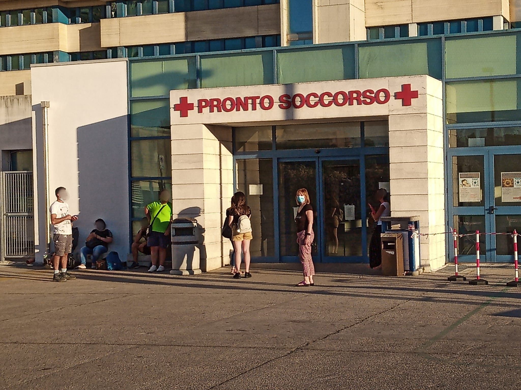 Cagliari, odissea fuori dal pronto soccorso del Brotzu: “Costretti ad attendere ore sotto il sole cocente”