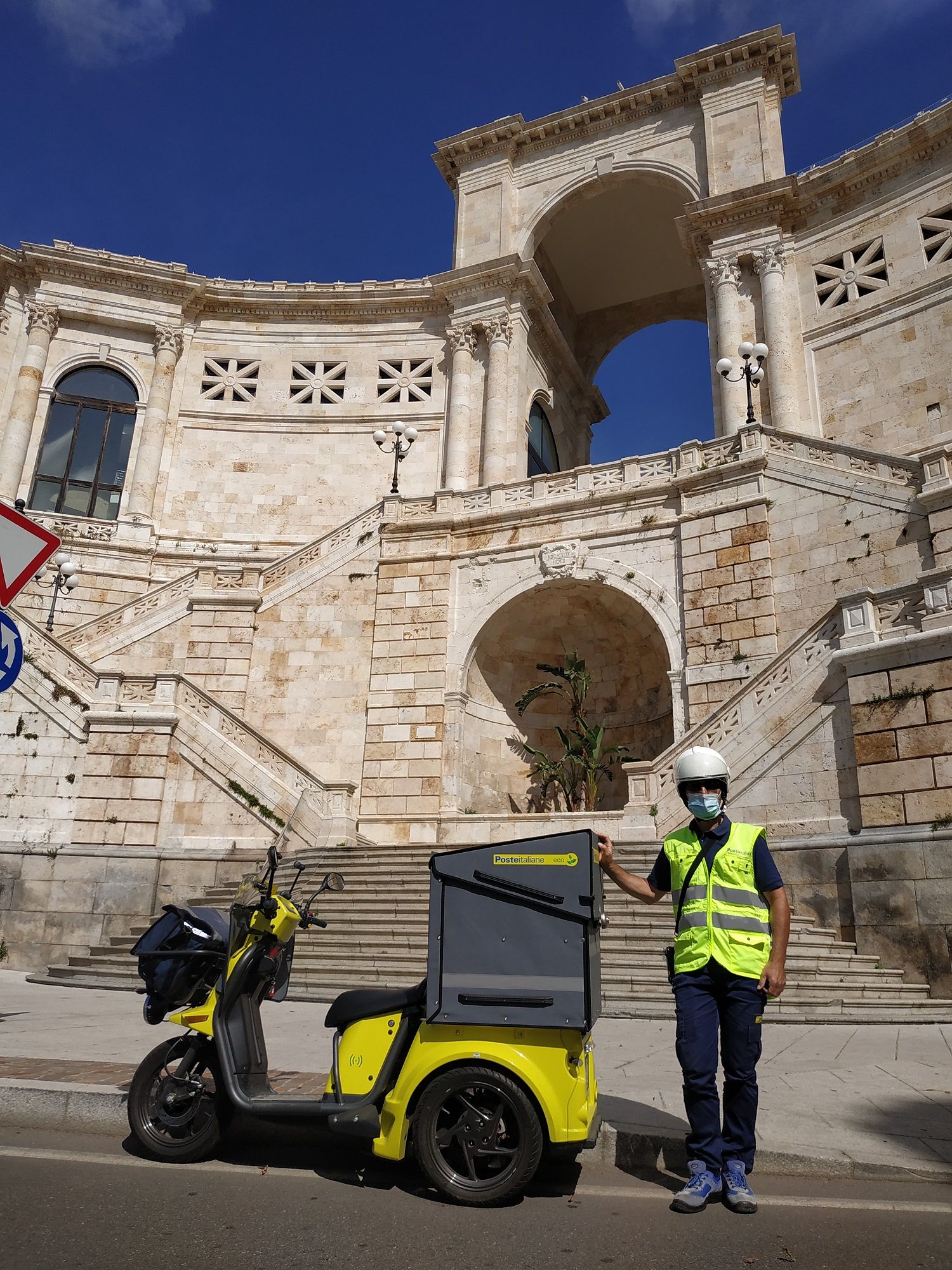 Cagliari, le Poste sempre più green: in servizio altri 18 nuovi tricicli elettrici
