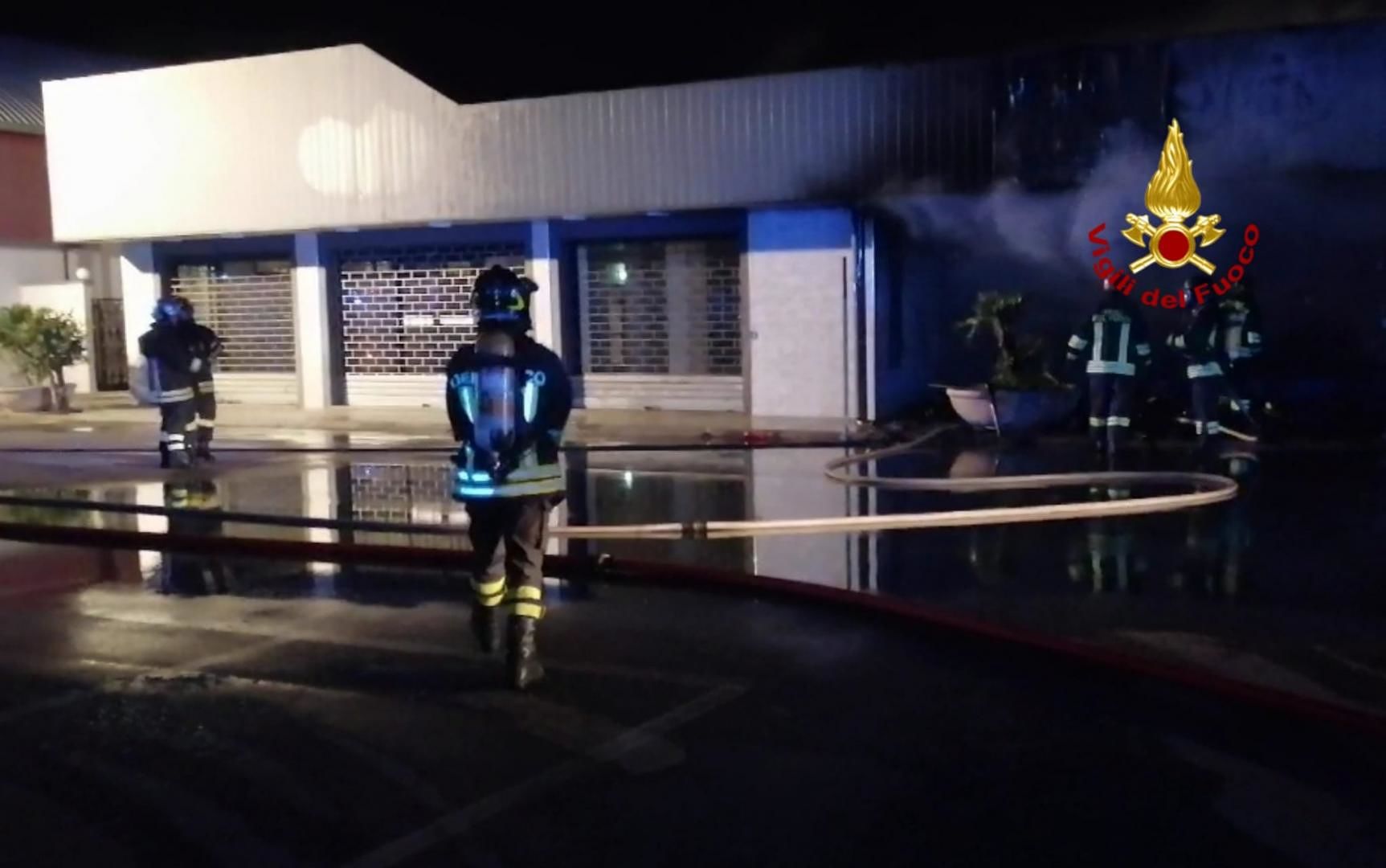 Maxi incendio in viale Elmas, capannone e laboratorio devastati: recuperato l’hard disk di una telecamera