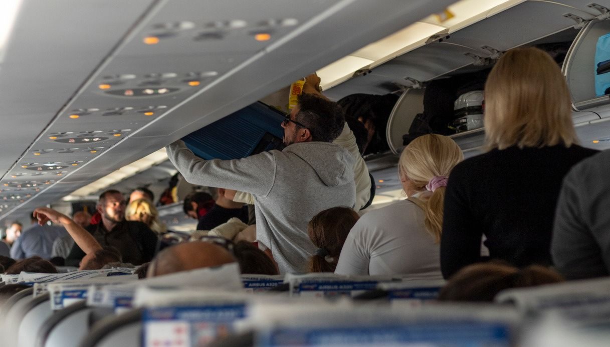 Viaggi in aereo, nuova stretta: vietato mettere i bagagli nelle cappelliere