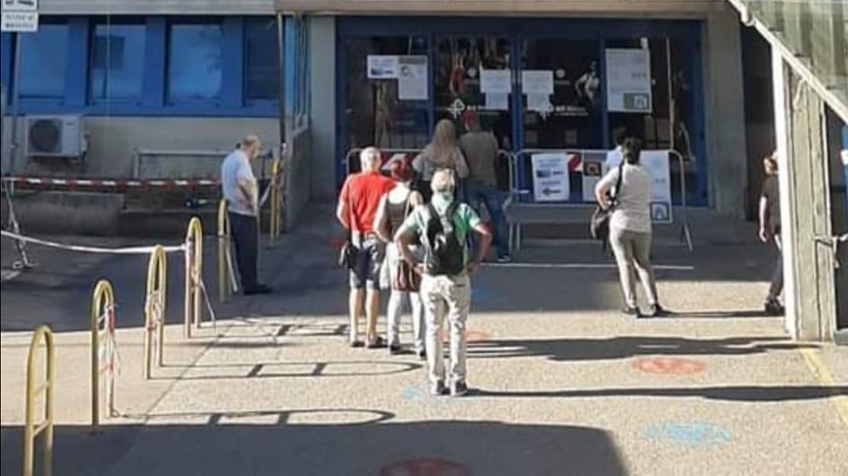 Cagliari, tutti in fila sotto il sole fuori dal Brotzu: “Potete mettere un gazebo?”