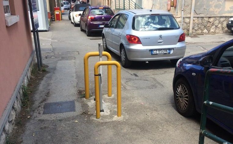 Cagliari, traffico dentro il Santissima Trinità: “File di mezz’ora all’uscita e ambulanze bloccate”