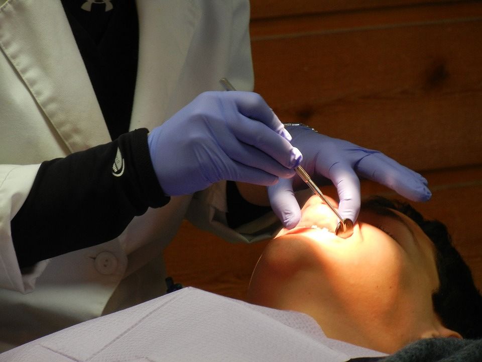 Cagliari, promozioni per coppie e rate per curarsi i denti: boom cliniche low cost