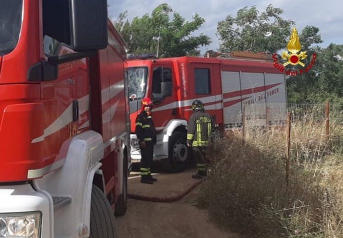 Assemini, scoppia un incendio di sterpaglie e vegetazione in località “Is Canadesus”: vigili del fuoco in azione