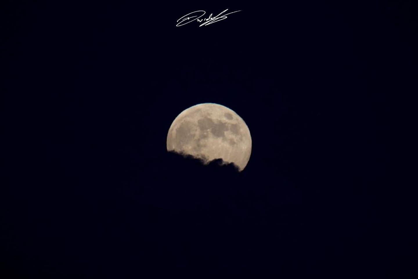 La splendida Luna Fragola nel cielo di Cagliari: un grande augurio di buona fortuna, è la Strawberry Moon