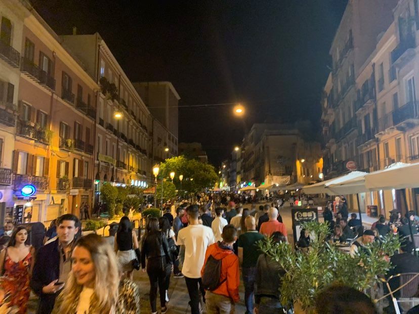 Cagliari, esplode la movida: centinaia di giovani tra Corso e Marina, il virus non fa più paura (VIDEO)