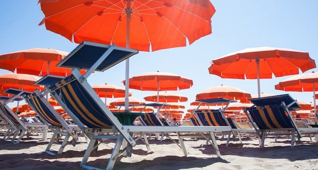 Cagliari, da 15 a 32 euro per ombrellone e due lettini al Poetto: prezzi su tra Covid e spazi ridotti