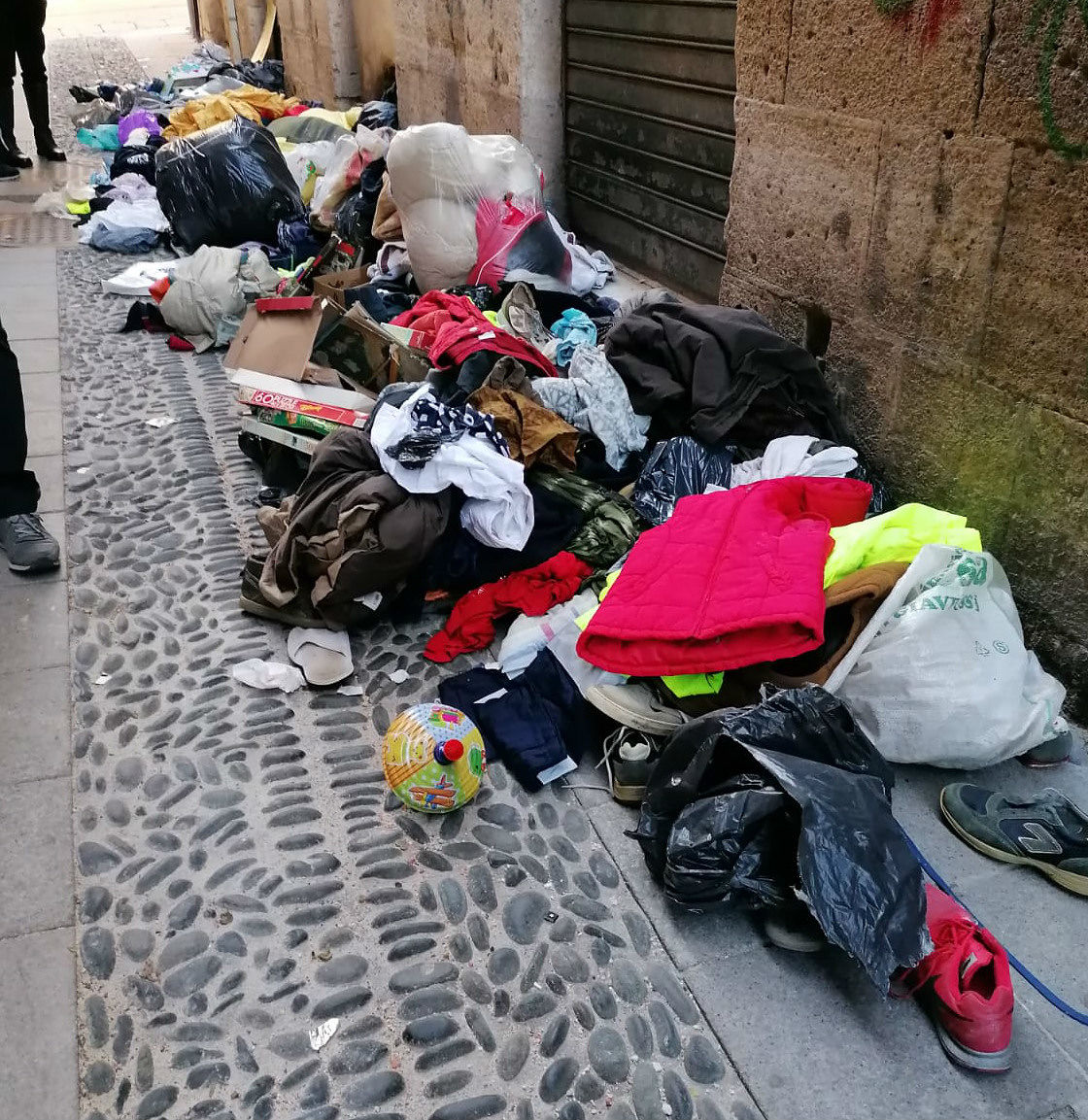 Sassari, creano una discarica in pieno centro in poche ore: sanzionati per 1500 euro