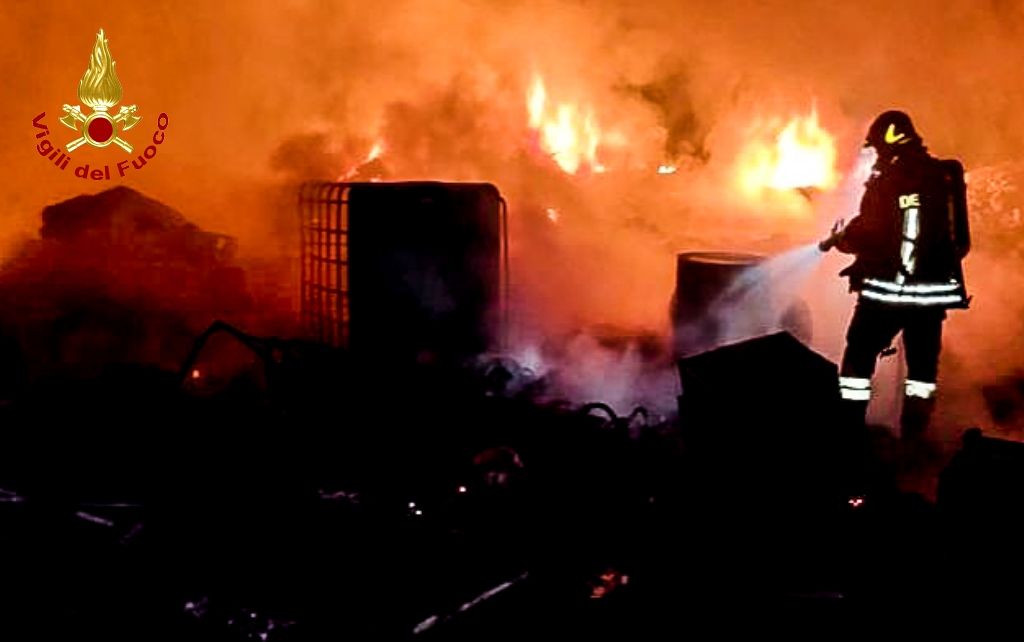 Selargius, a fuoco un cumulo di rifiuti nei pressi del campo rom: ore di lavoro per i vigili