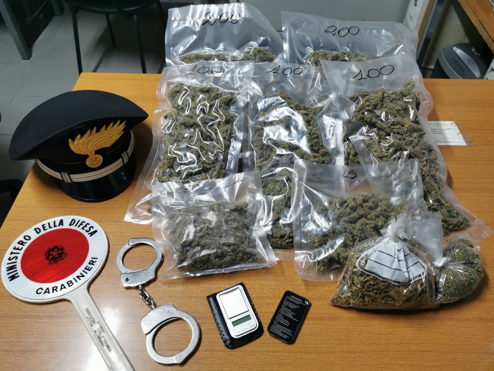 Sorpreso con la marijuana nascosta in cucina, 34enne in arresto a Sant’Antioco