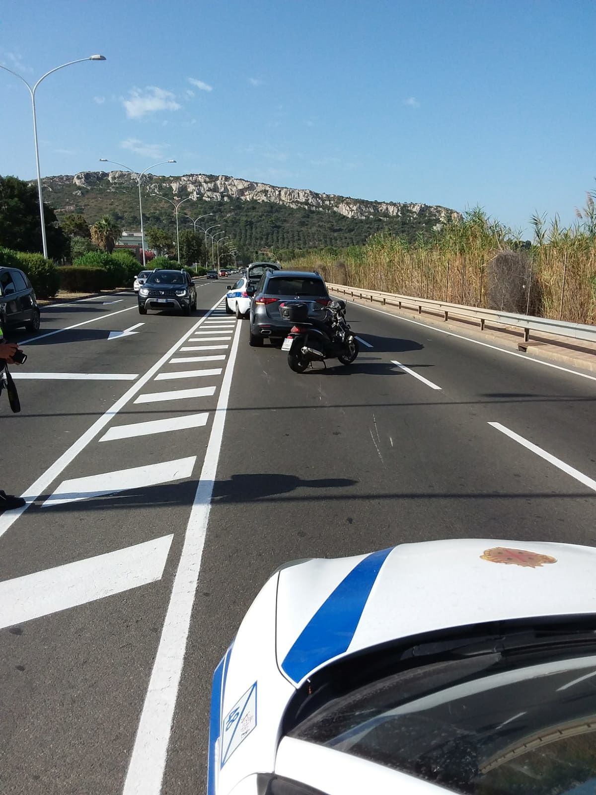 Tamponamento tra uno scooter e una Mercedes al Poetto: un ferito in ospedale