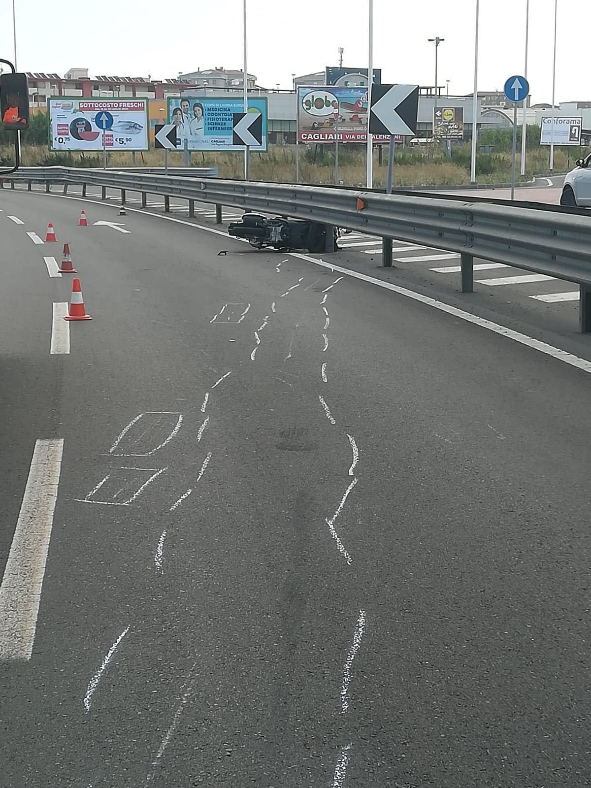 Cagliari, perde il controllo della moto sull’Asse Mediano e finisce contro il guardrail
