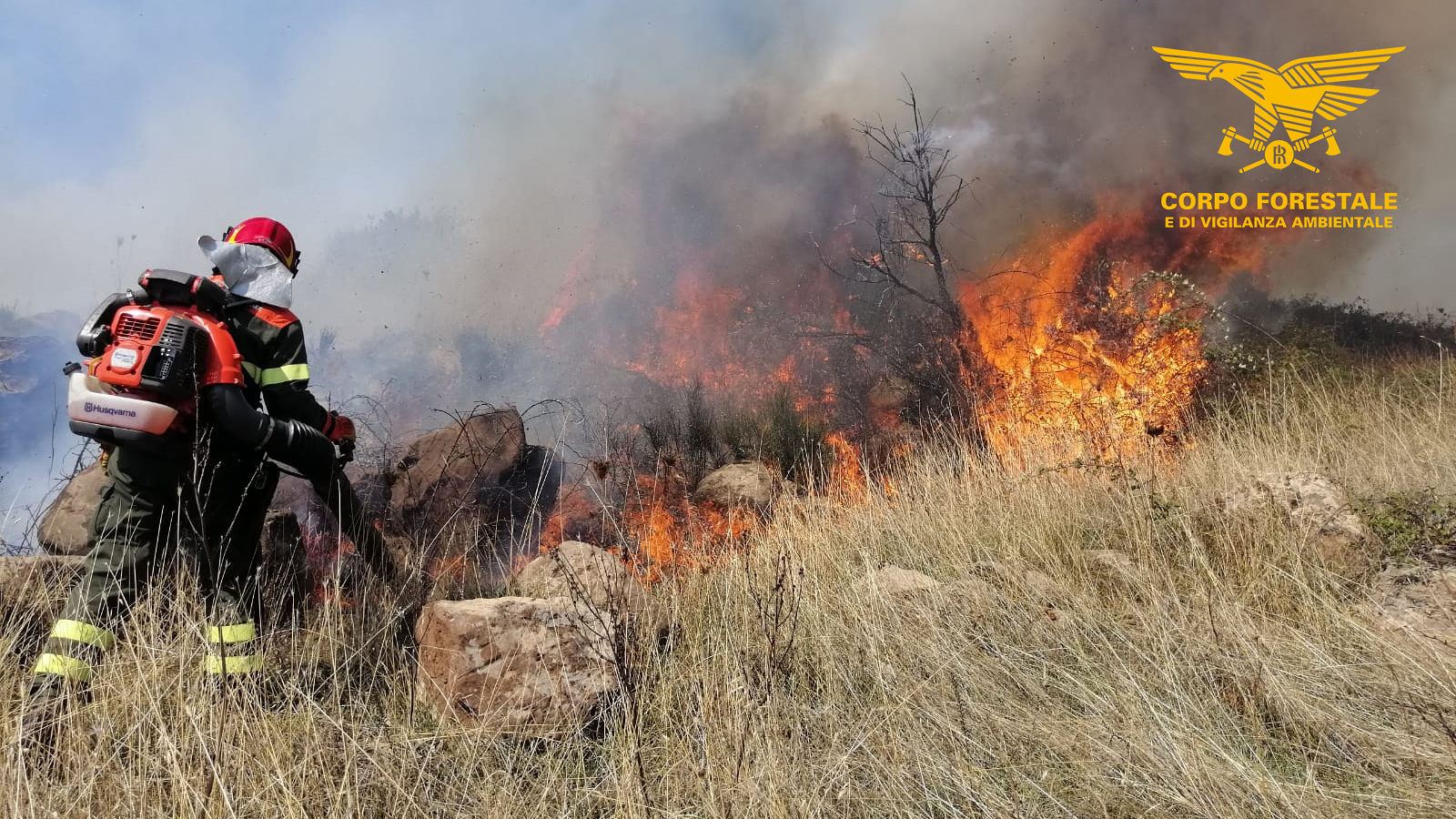 Carbonia, vasto incendio a Caput Acquas: sul posto anche un elicottero del Corpo Forestale