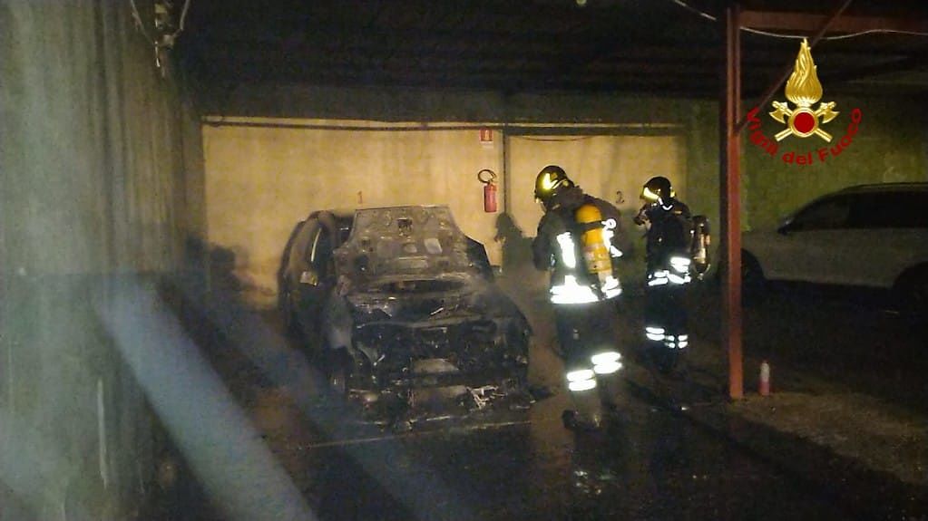 Auto in fiamme a Cagliari e Assemini, doppio intervento nella notte per i vigili del fuoco