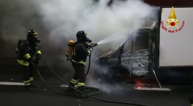Furgone in fiamme dentro la galleria, chiusa la Ss 125 var al km 15