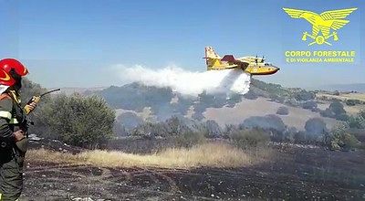 La Sardegna continua a bruciare: oggi 13 incendi