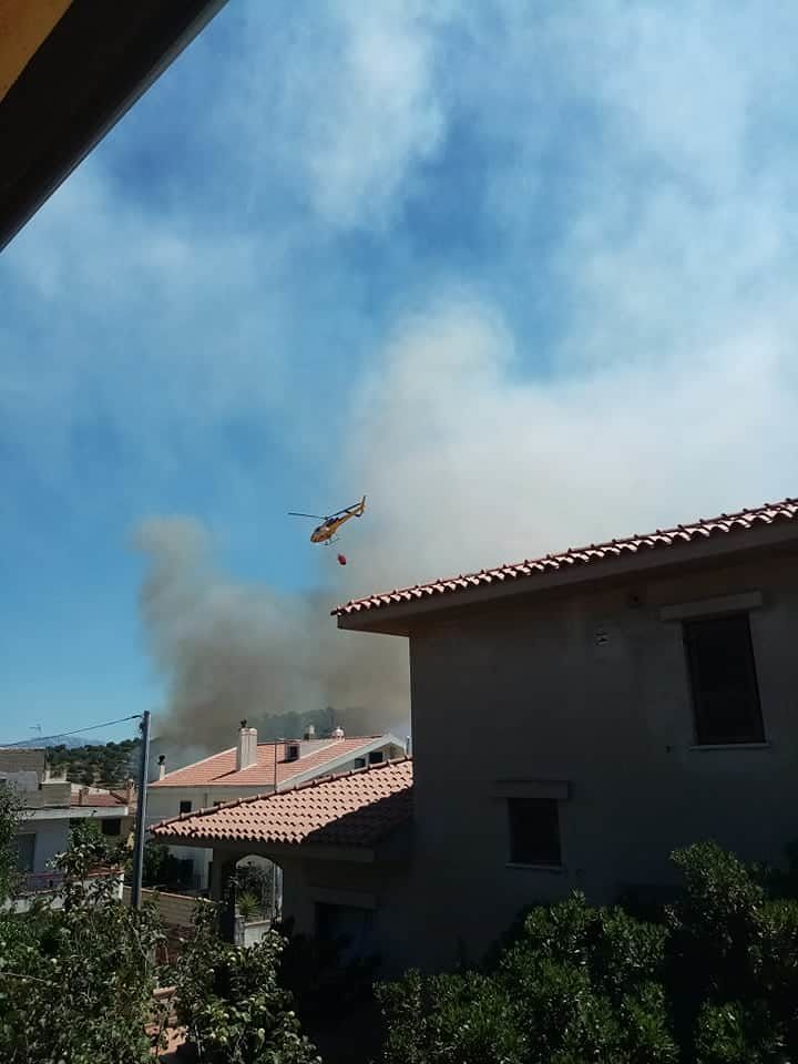 Paura a Nuoro per un incendio a ridosso del centro abitato, una domenica di fuoco